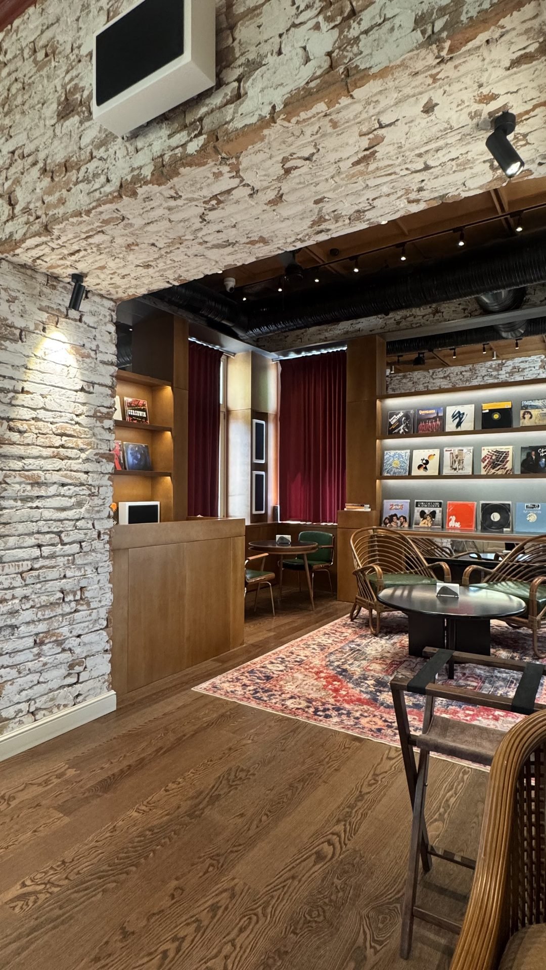 Cabinet Café & Restaurant image 11