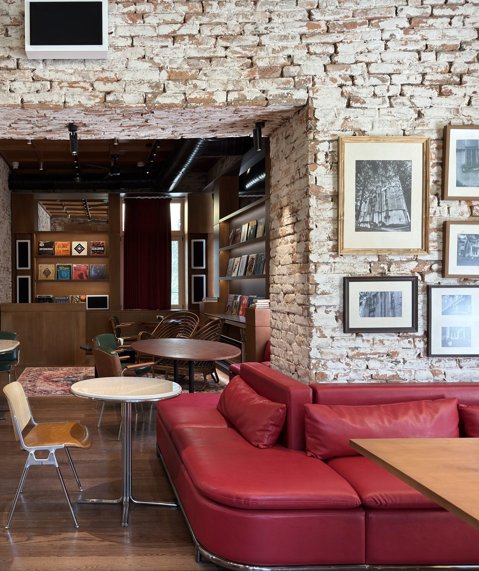 Cabinet Café & Restaurant image 14