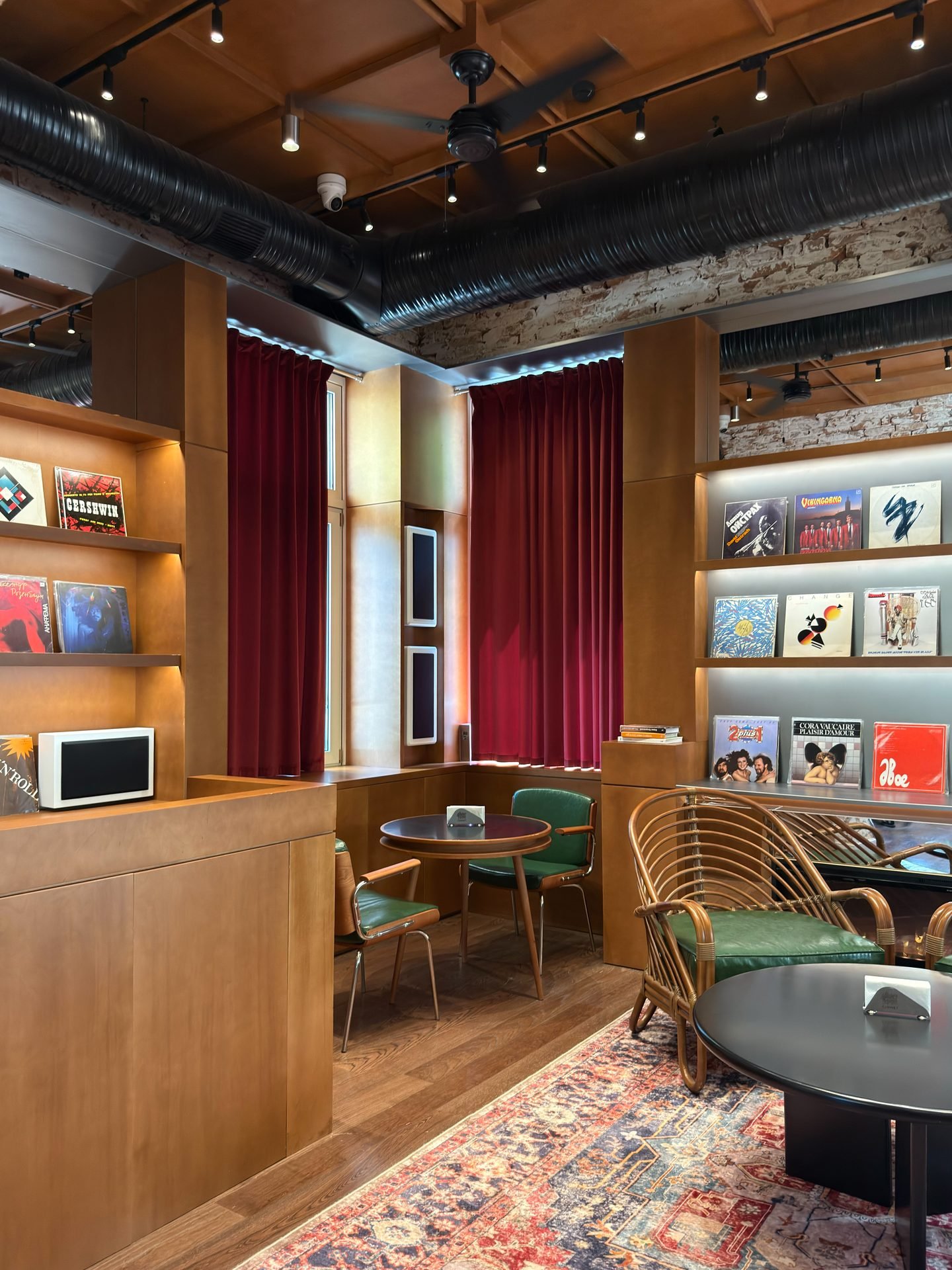 Cabinet Café & Restaurant image 17