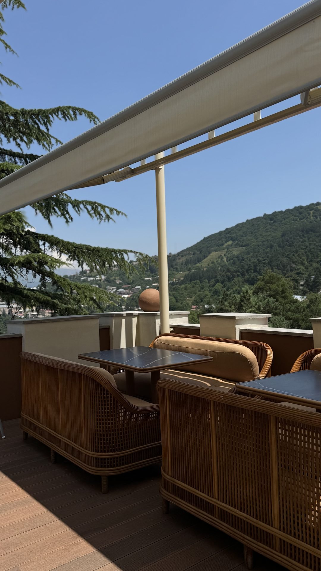 Cabinet Café & Restaurant image 2