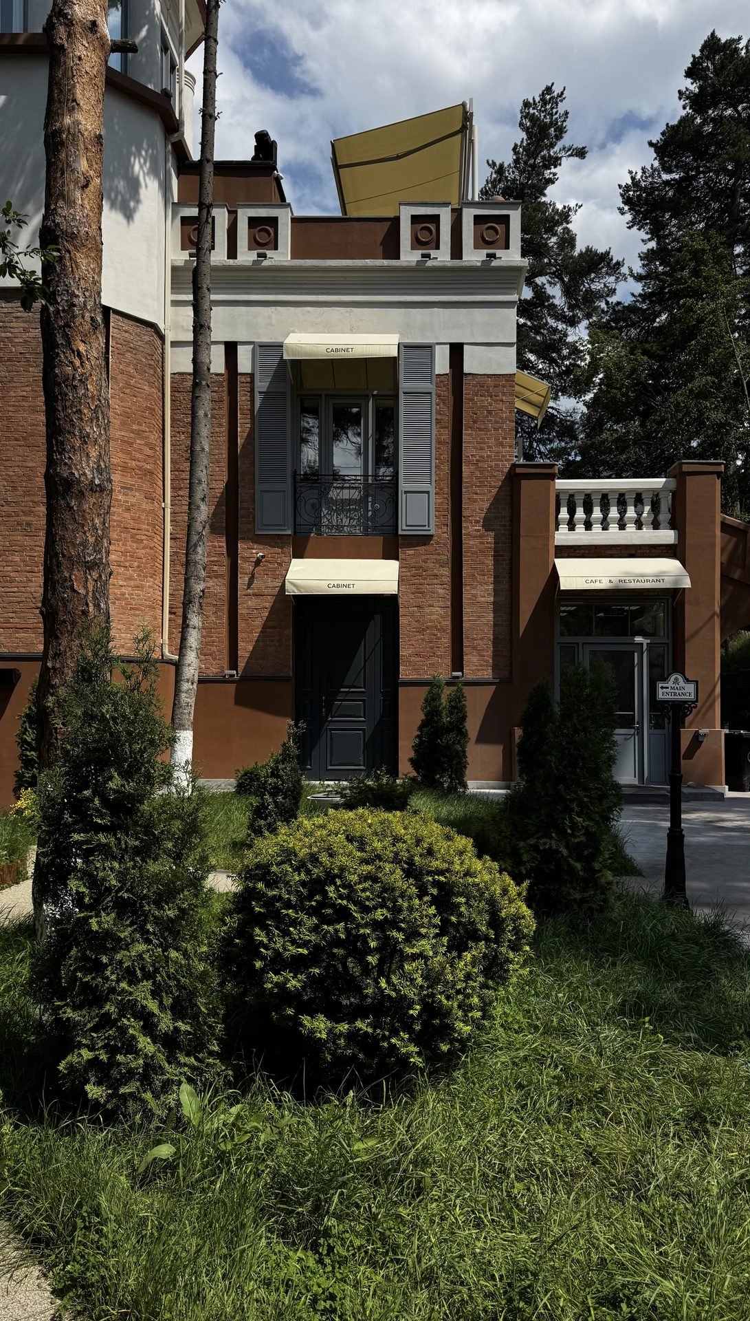 Cabinet Café & Restaurant